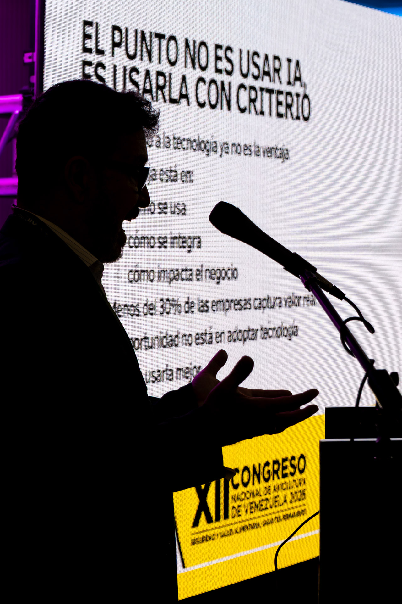 Silueta de JGA frente al slide ‘El punto no es usar IA, es usarla con criterio’